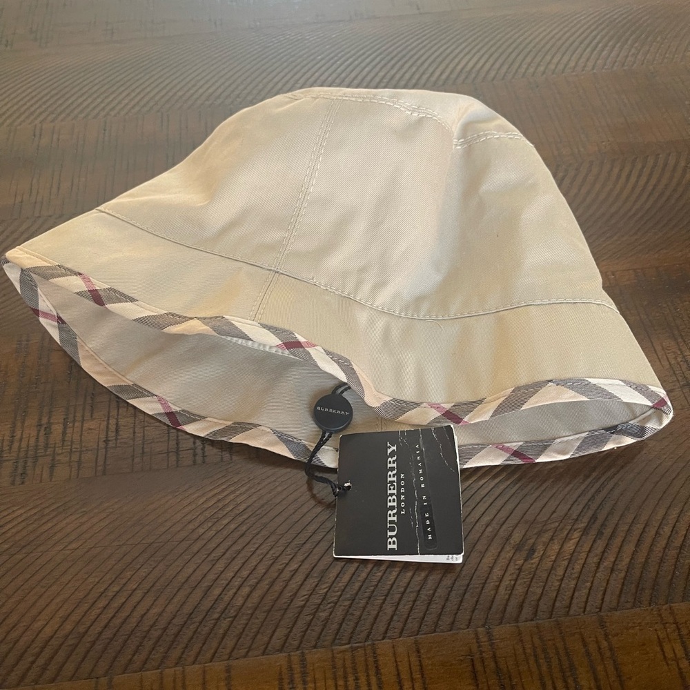 Burberry Beige Bucket Hat NWT size Medium
